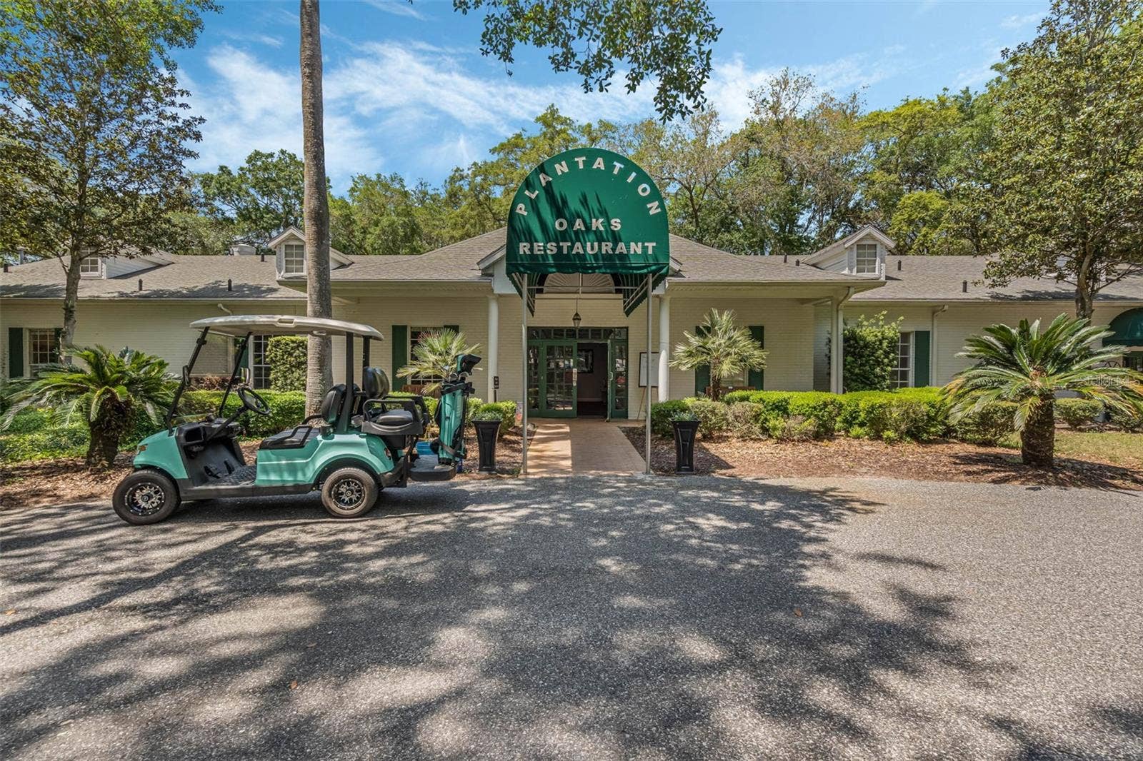 Community amenity: Plantation Oaks Restaurant entrance
