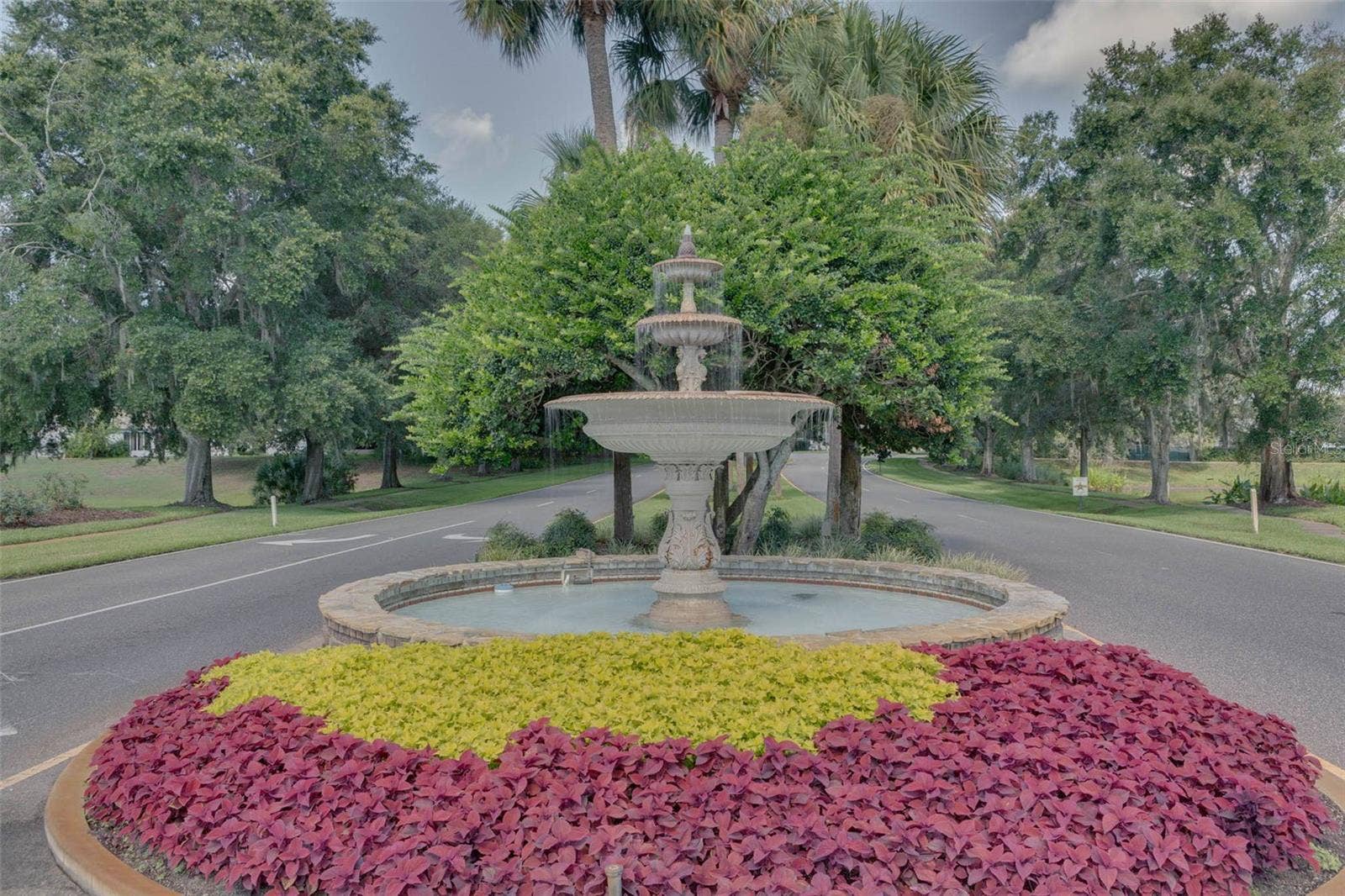 Community amenity: fountain and landscaping at The Plantation at Leesburg entrance