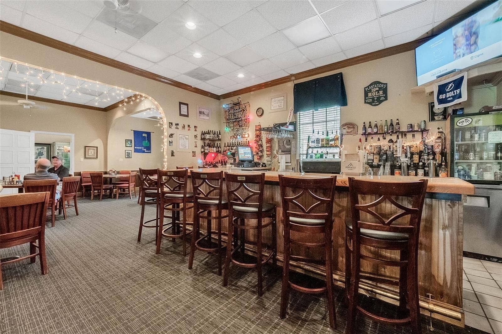 Community amenity: restaurant bar and dining area