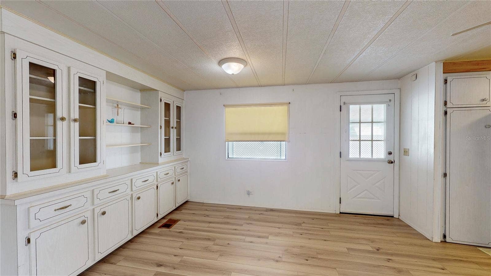 Dining area off kitchen