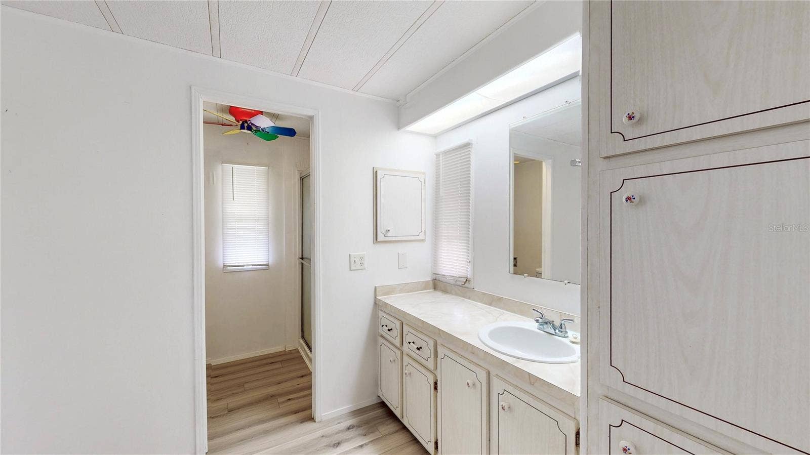 Primary en suite bathroom