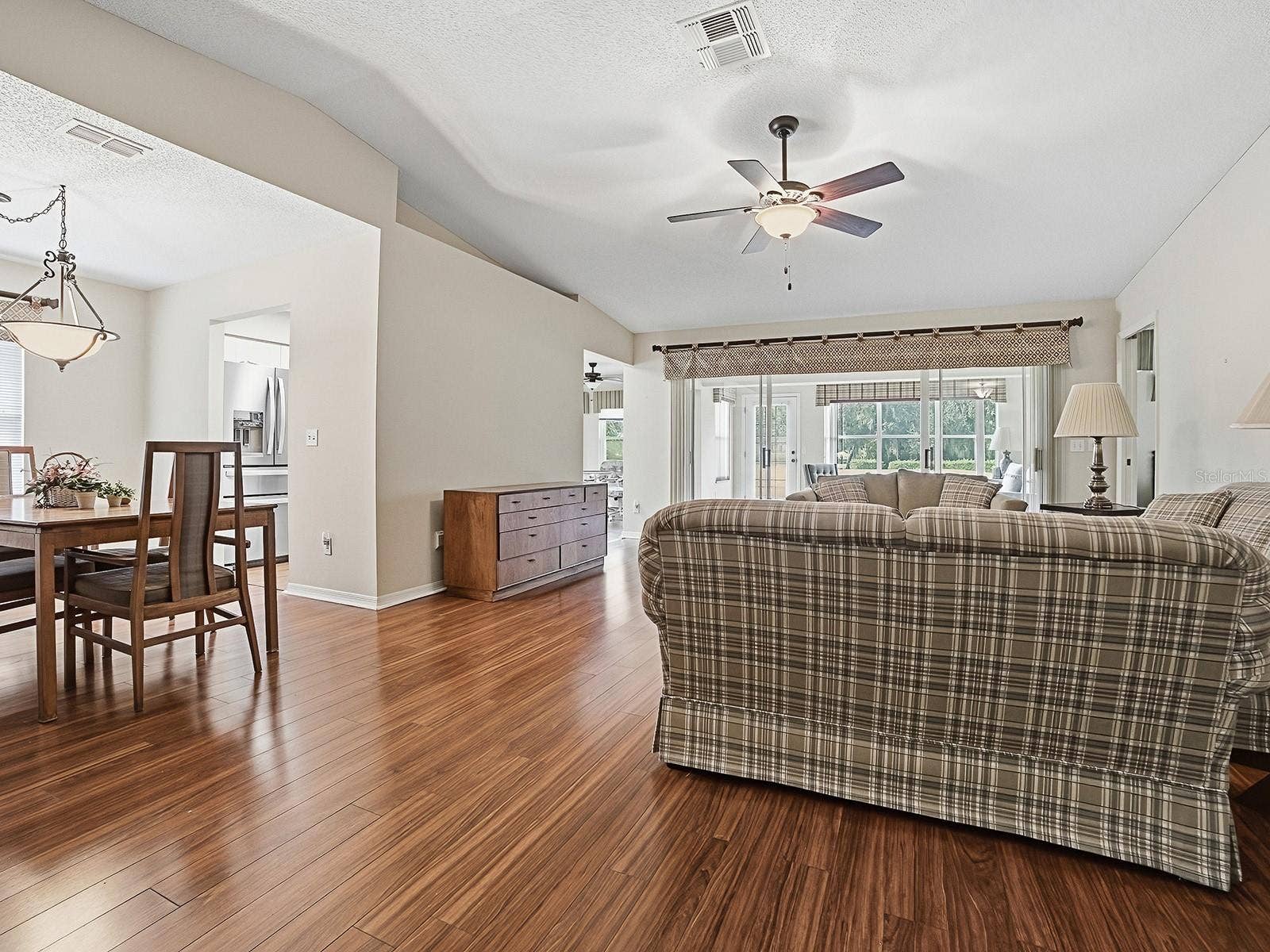 DINING AREA TO THE LEFT