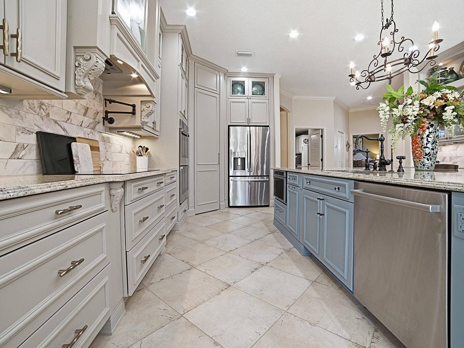 1103 MIONA SHORES DRIVE, The Villages, FL 32162 NEW CABINETRY, GRANITE COUNTERTOPS, STAINLESS APPLIANCES WITH 5 BURNER COOKTOP, HOOD, AND MICROWAVE DRAWER, POT DRAWERS, LIGHTING ............