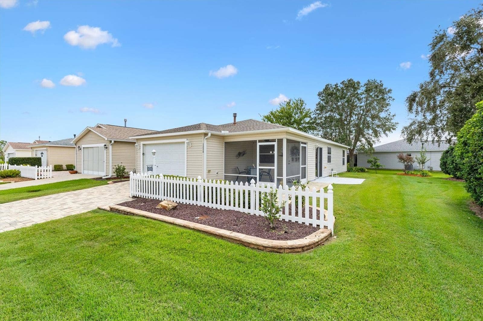 PAVOR DRIVEWAY WITH LARGE LOT
