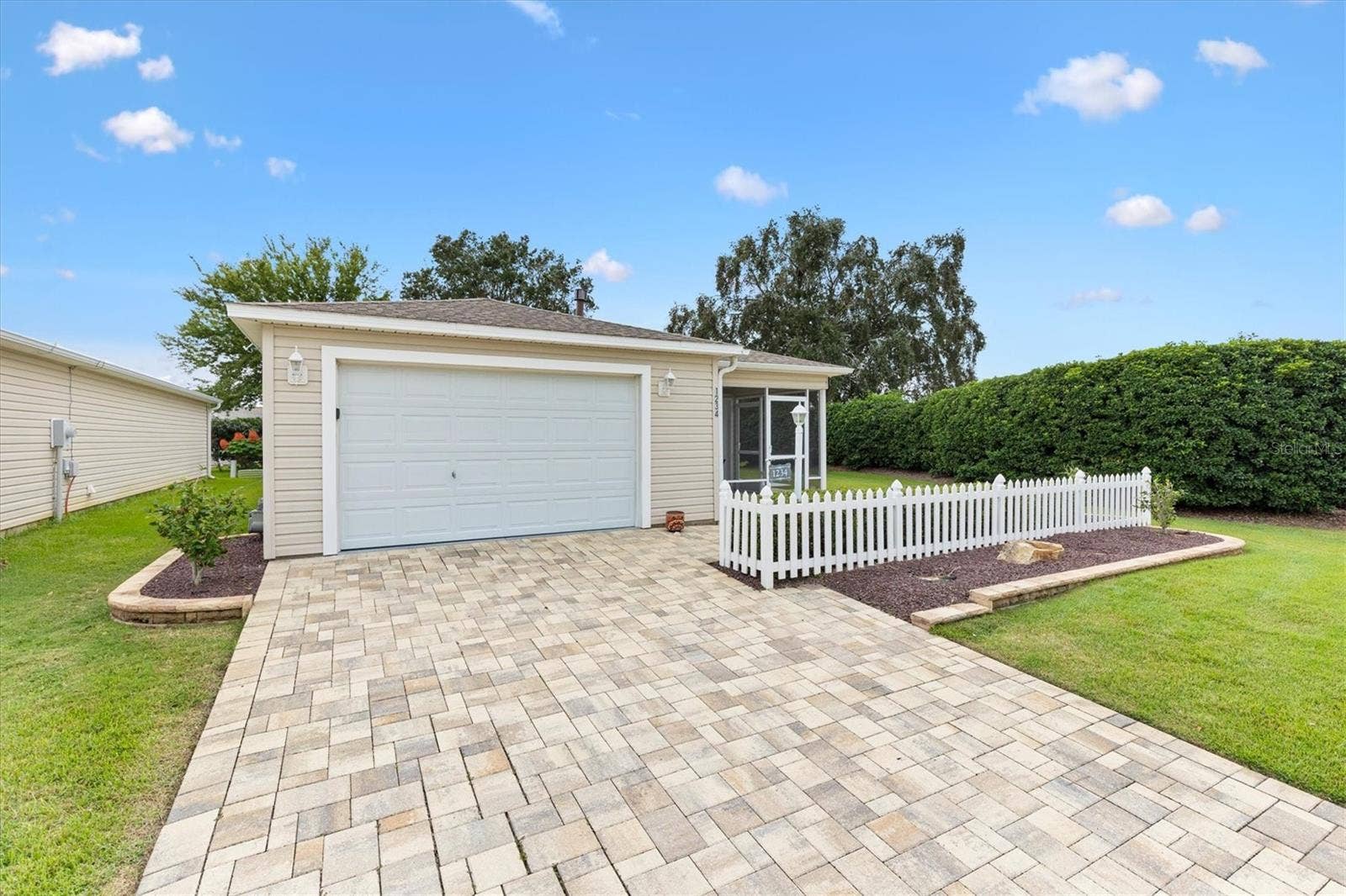 PAVOR DRIVEWAY WITH LARGE PRIVATE LOT