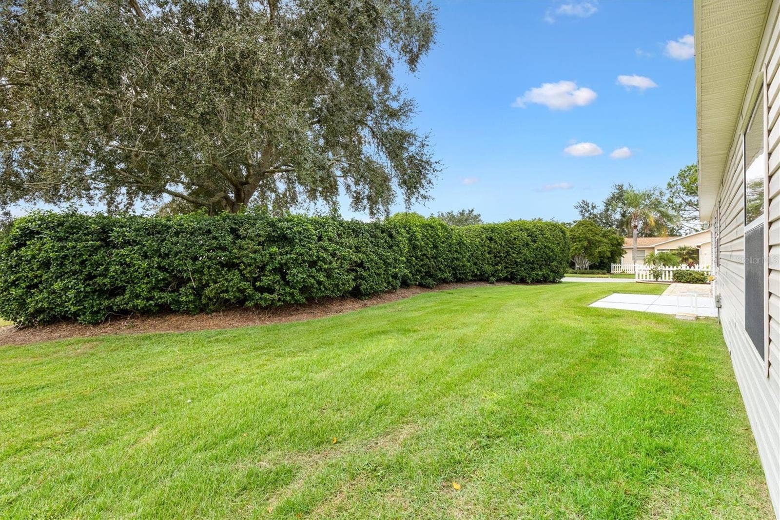 LARGE PRIVATE SIDE YARD