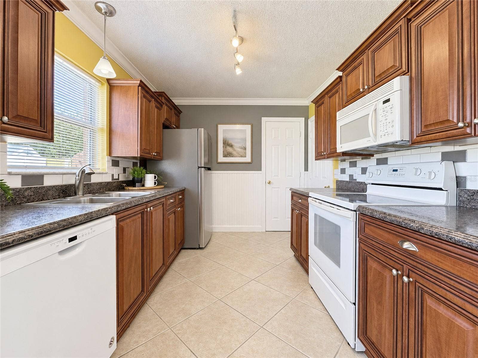 1318 BALBOA COURT, The Villages, FL 32159 Upgraded kitchen cabinets and stainless steel refrigerator