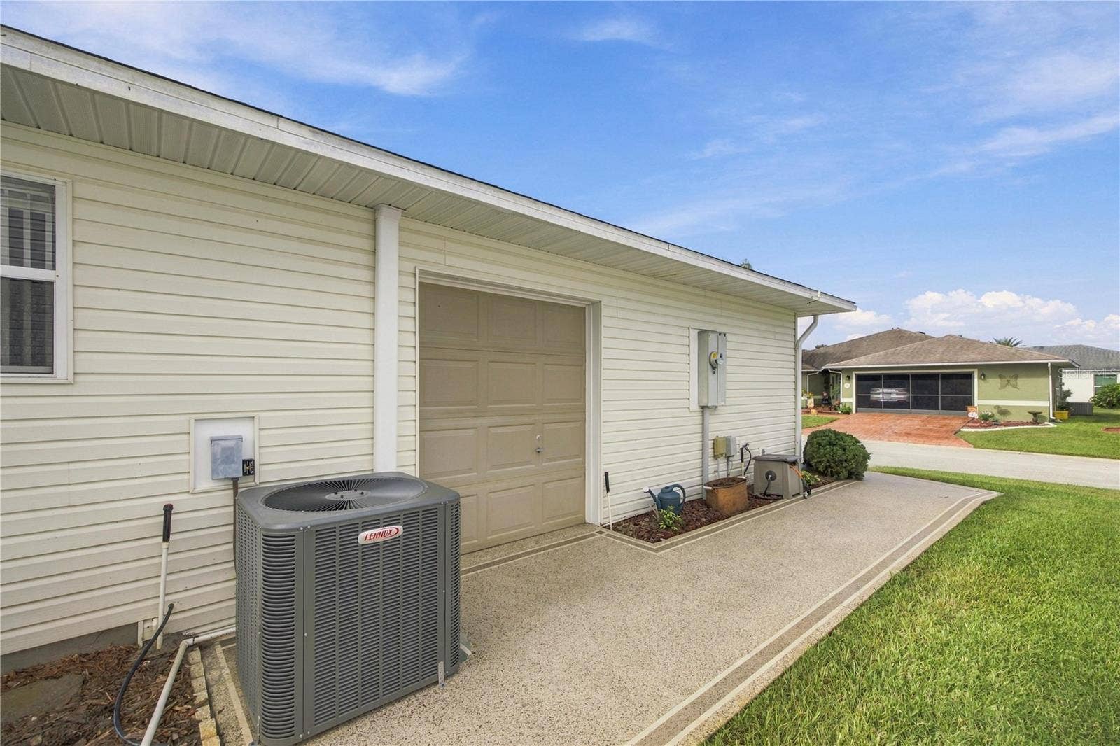 32802 CROOKED OAKS LANE, Leesburg, FL 34748 Golf Cart Garage