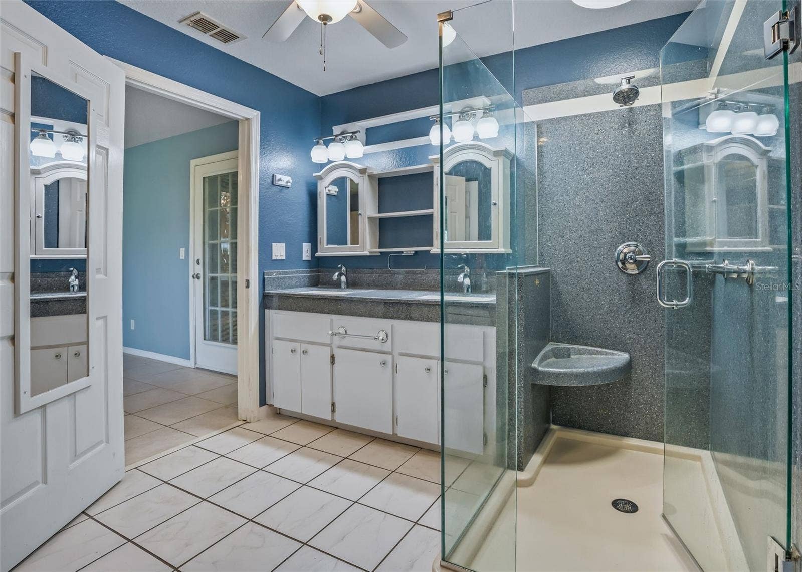 Walk in Shower w/Sitting Bench