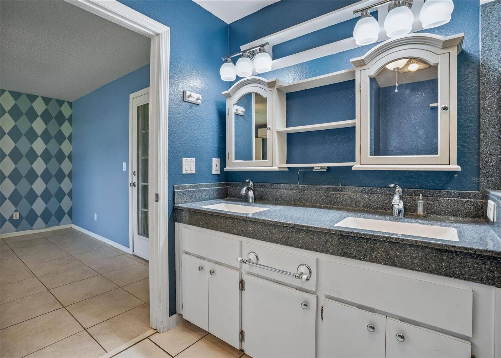 En Suite w/2 Sink Vanity