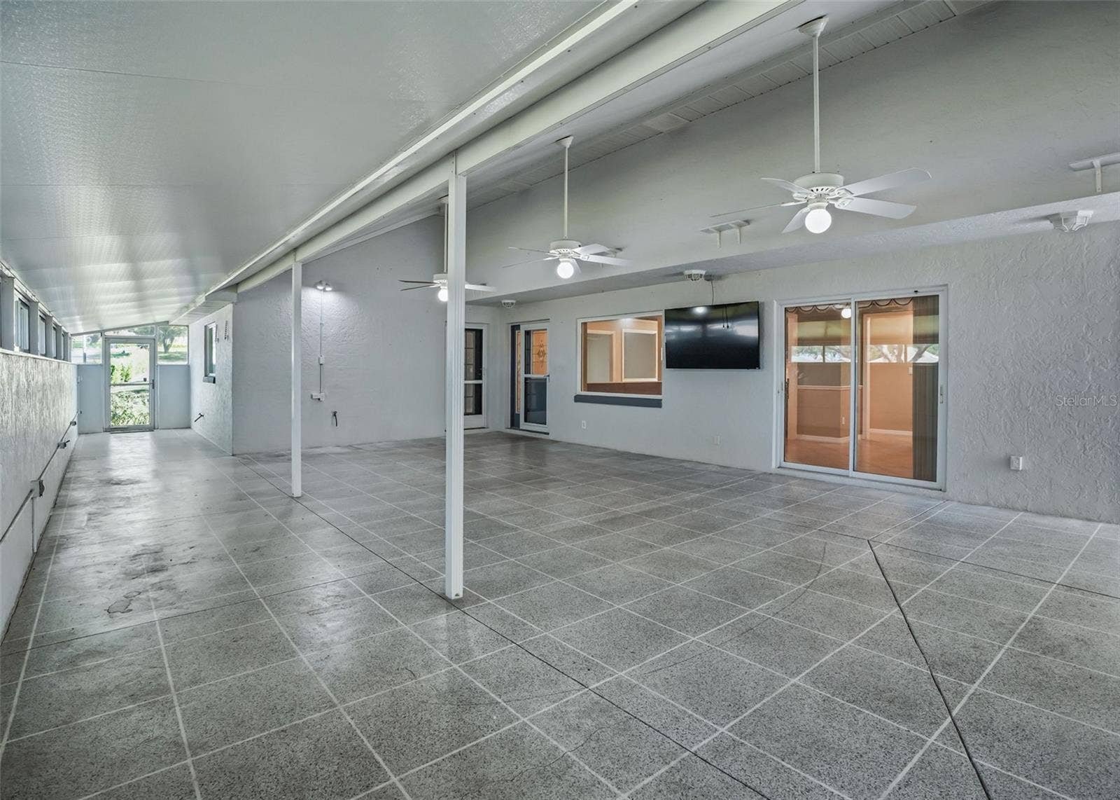 Covered courtyard w/Ceiling fans w/access to main home
