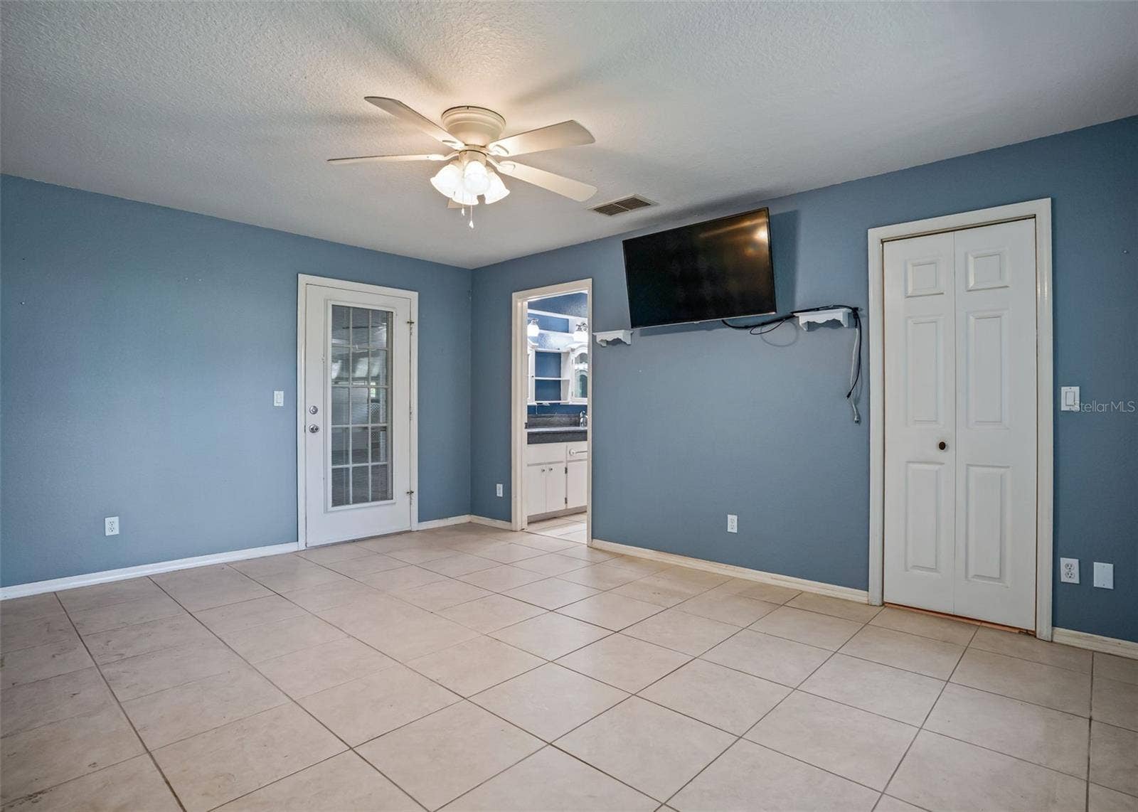 Primary Suite w/Private access to Lanai, En Suite & Walk in Closet