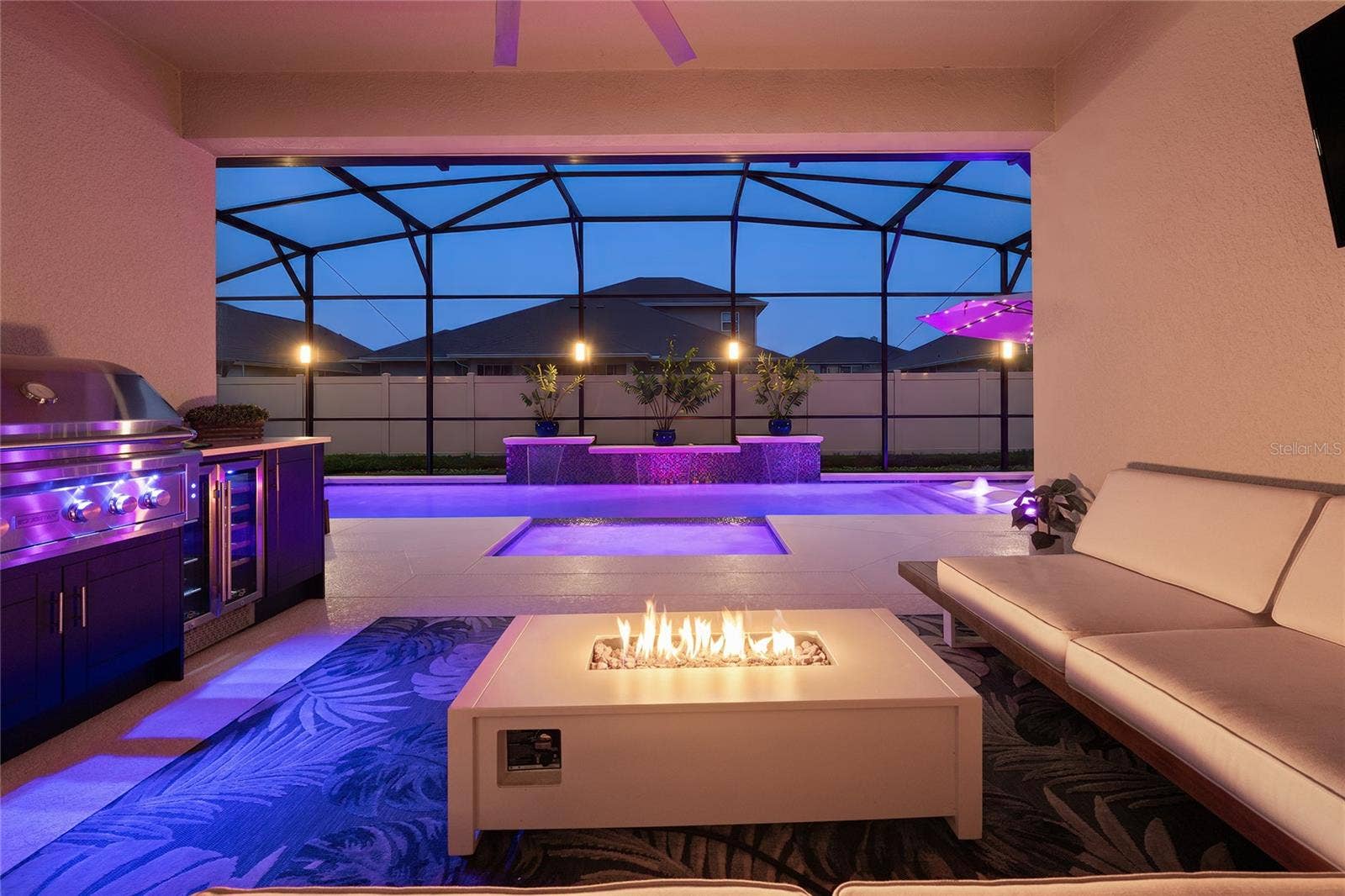 Outdoor patio with kitchen & pool/spa