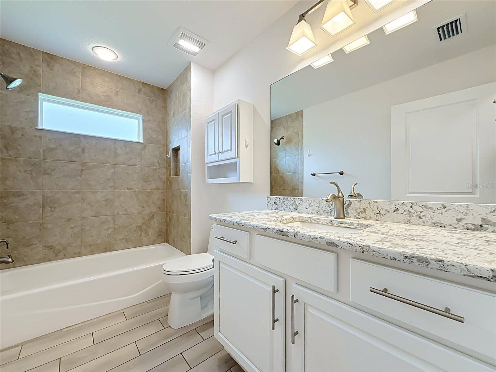 10371 ADDISON SHORE WAY, Oxford, FL 34484 Guest bathroom