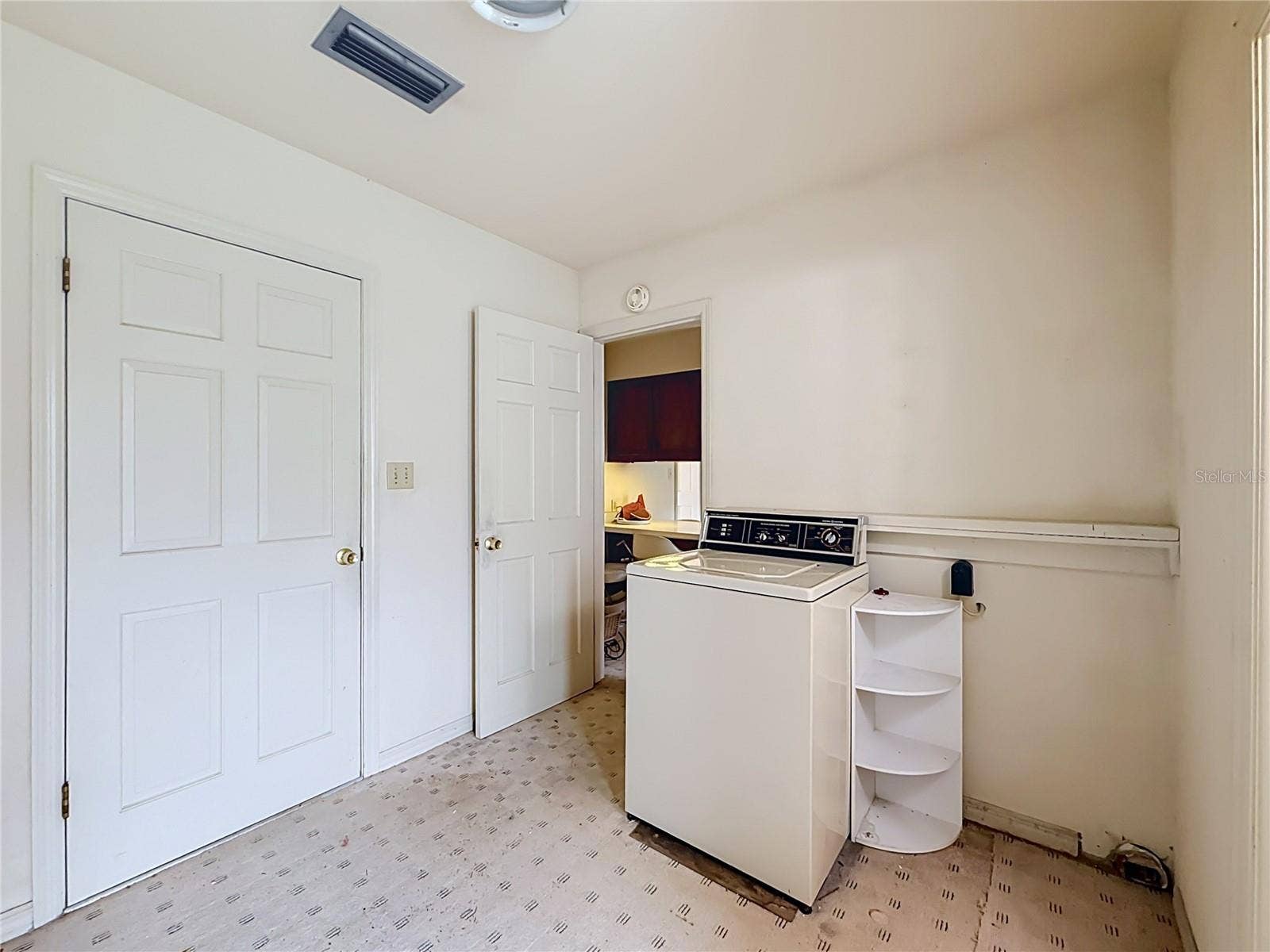 8038 SPRING DRIVE, Yalaha, FL 34797 Door to Garage from Laundry Room