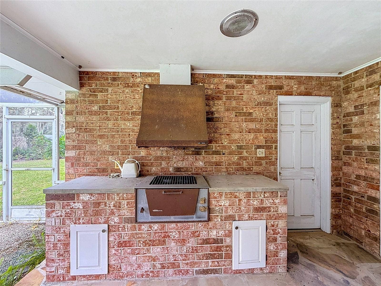 8038 SPRING DRIVE, Yalaha, FL 34797 Grill Station
