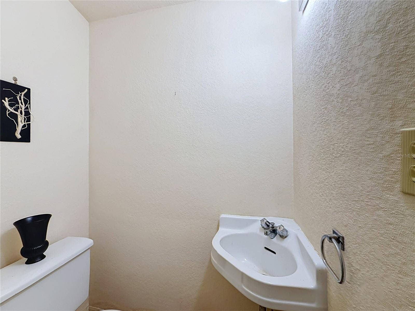 8038 SPRING DRIVE, Yalaha, FL 34797 Half Bathroom