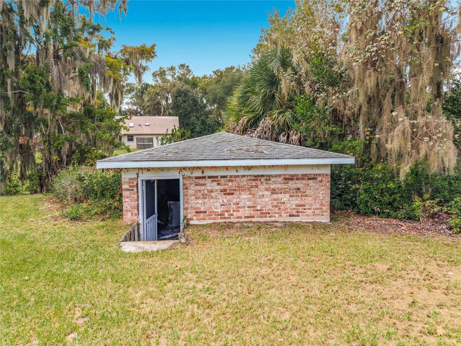 8038 SPRING DRIVE, Yalaha, FL 34797 Boathouse on Canal