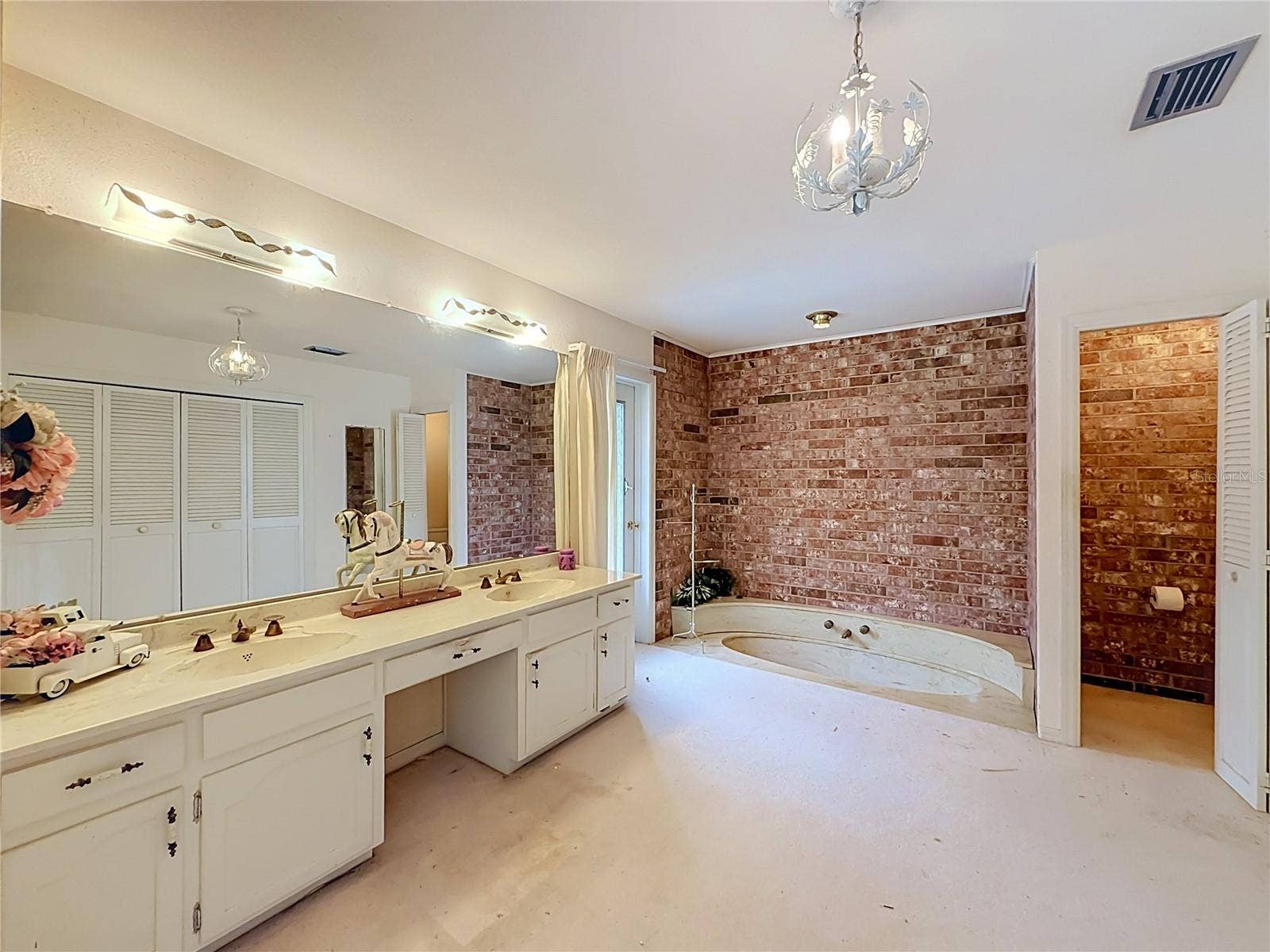 8038 SPRING DRIVE, Yalaha, FL 34797 Primary Bathroom - Dual Sinks - Garden Tub - Private Water Closet - Door next to Tub