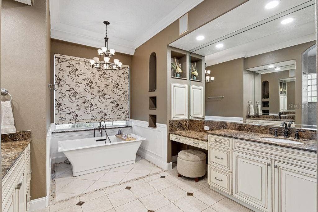 1066 CEASARS CT, Mount Dora, FL 32757 Primary Bathroom