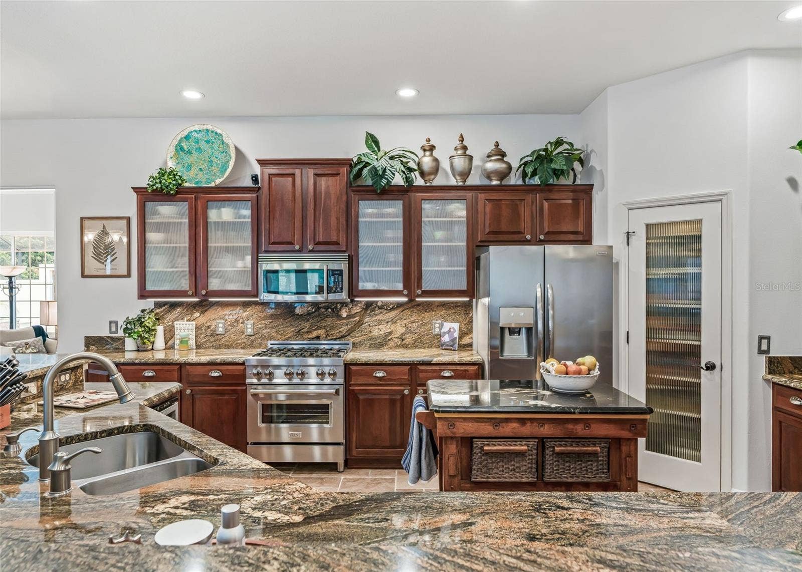 Premium Granite and Full Walk in Pantry
