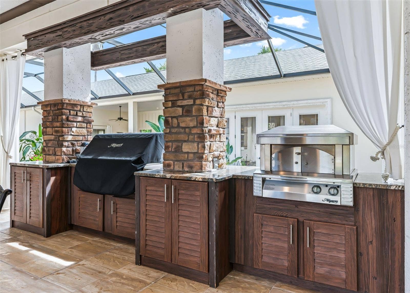 Outdoor Kitchen with Alfresco Grill and Pizza Oven
