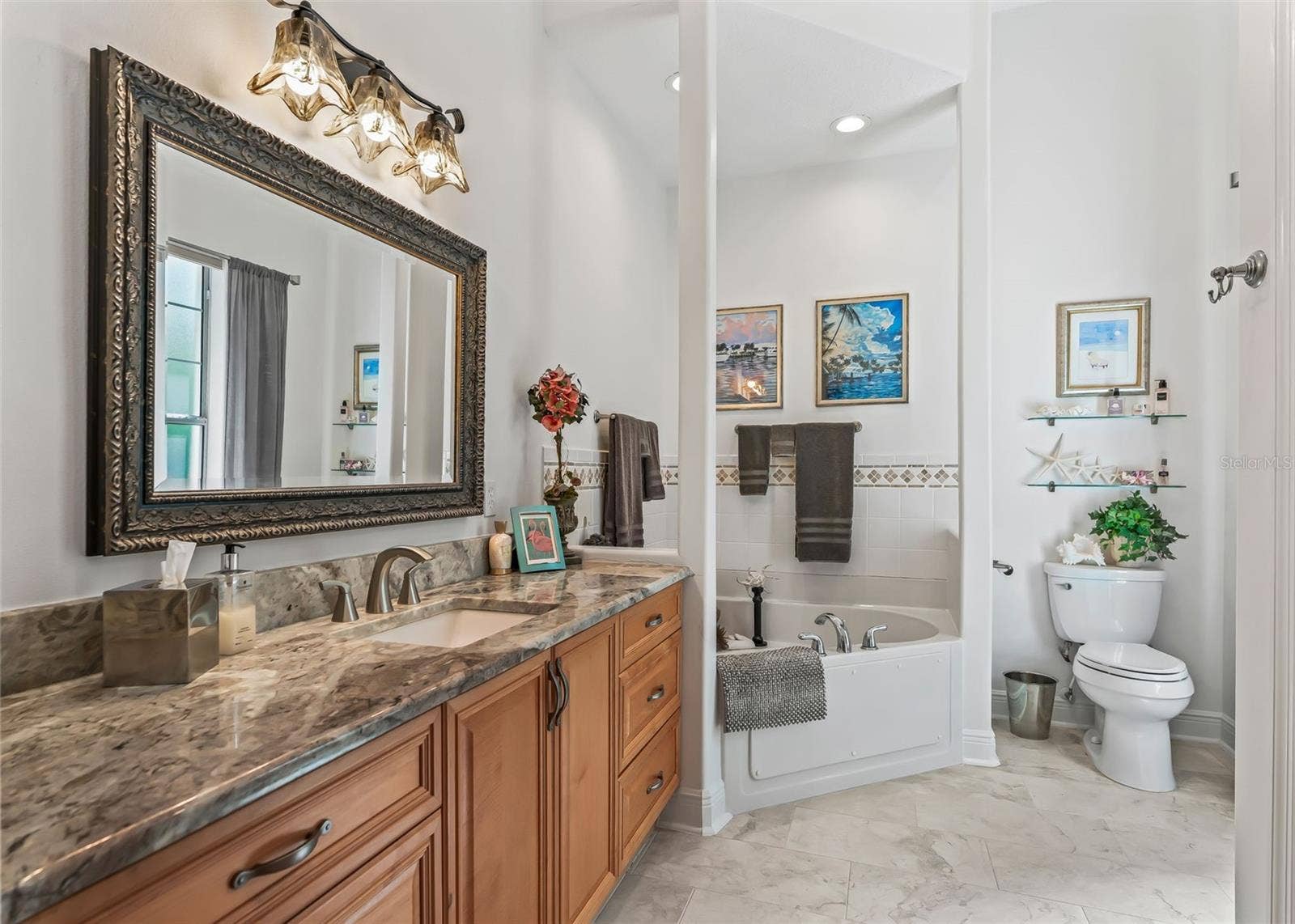 Full Bath w/Soaking Tub and Walk-In Shower