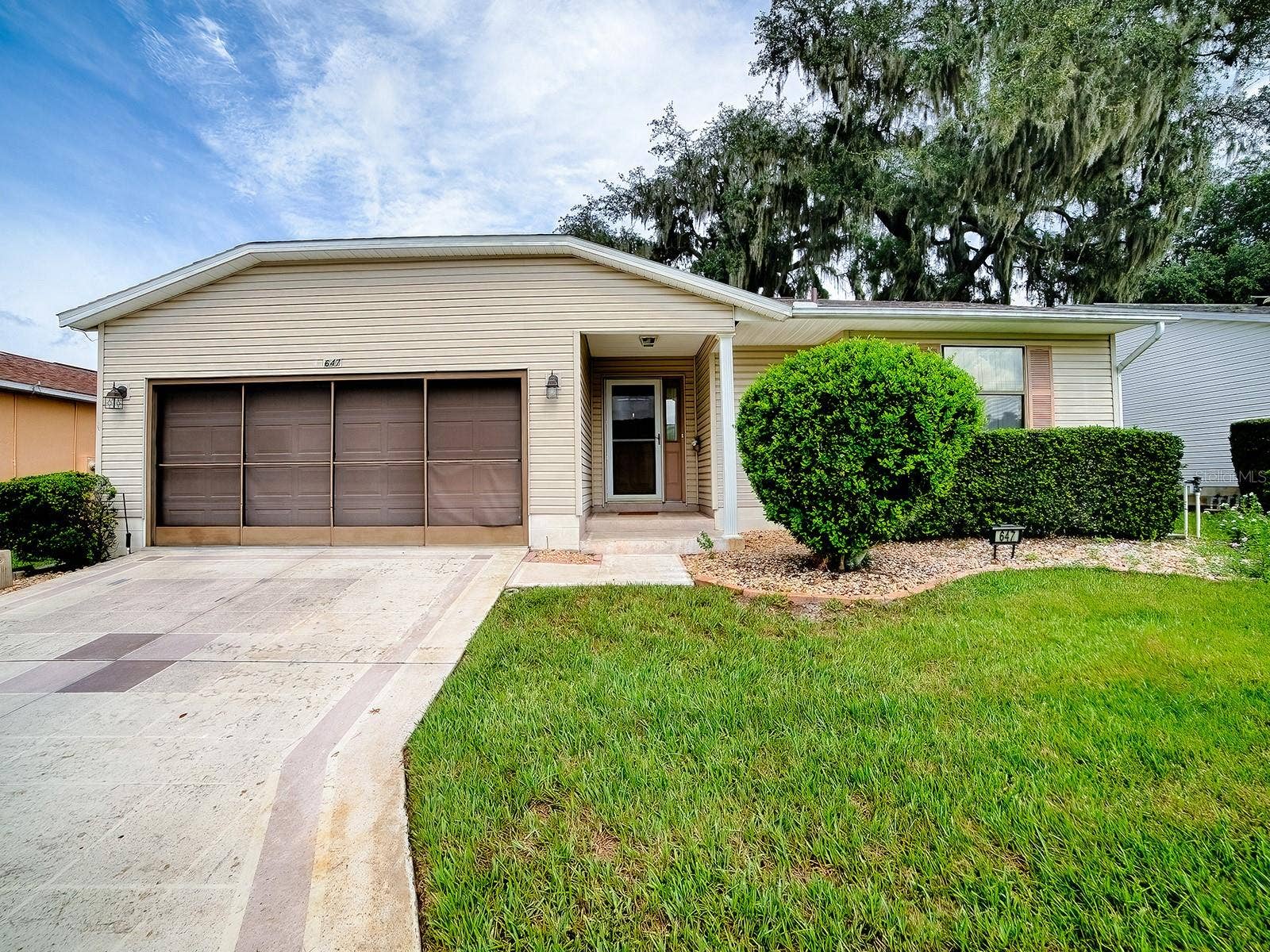 647 TIMBERCREST DRIVE, Leesburg, FL 34748 2 BEDROOM AND 2 BATH HOME WITH A BEAUTIFUL VIEW