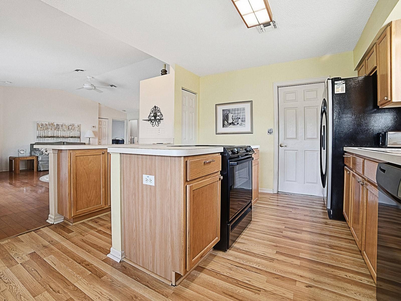 647 TIMBERCREST DRIVE, Leesburg, FL 34748 YOUR OPEN KITCHEN WITH AN ISLAND