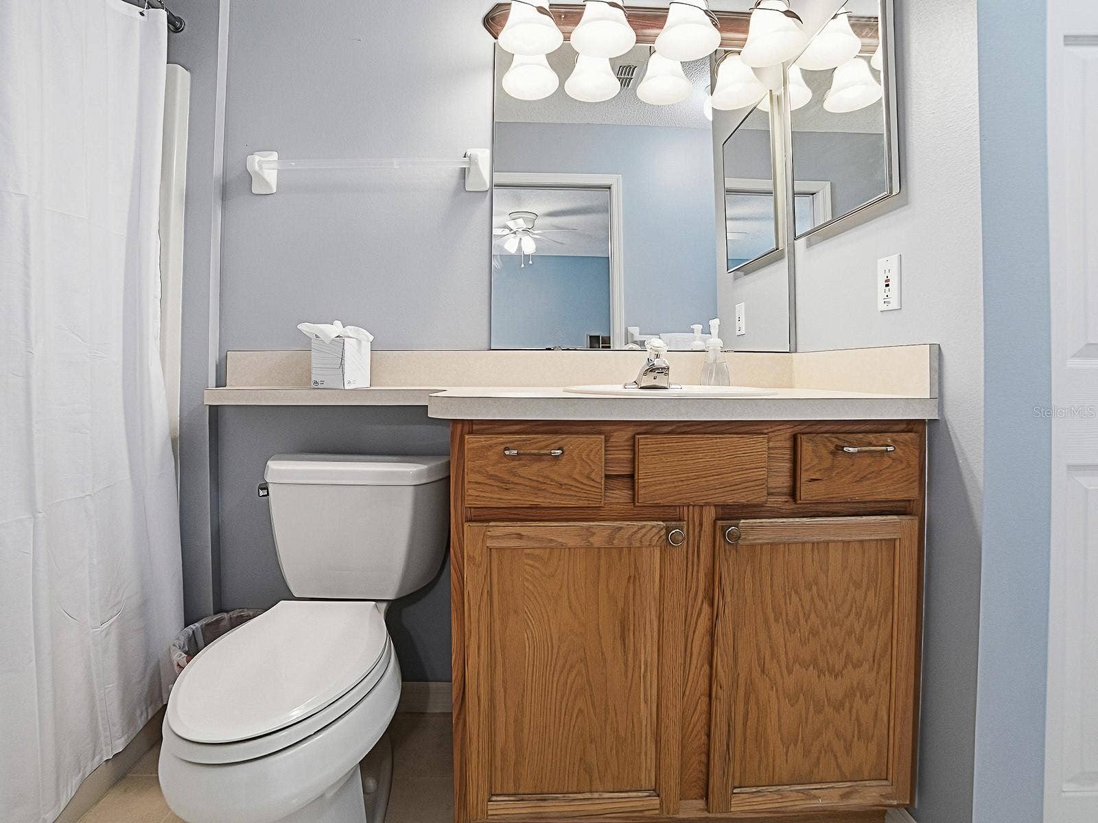 647 TIMBERCREST DRIVE, Leesburg, FL 34748 GUEST BATHROOM