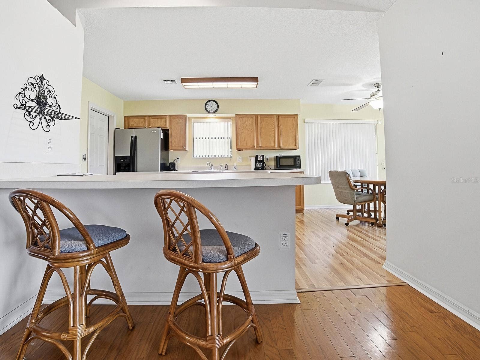 647 TIMBERCREST DRIVE, Leesburg, FL 34748 BREAKFAST BAR