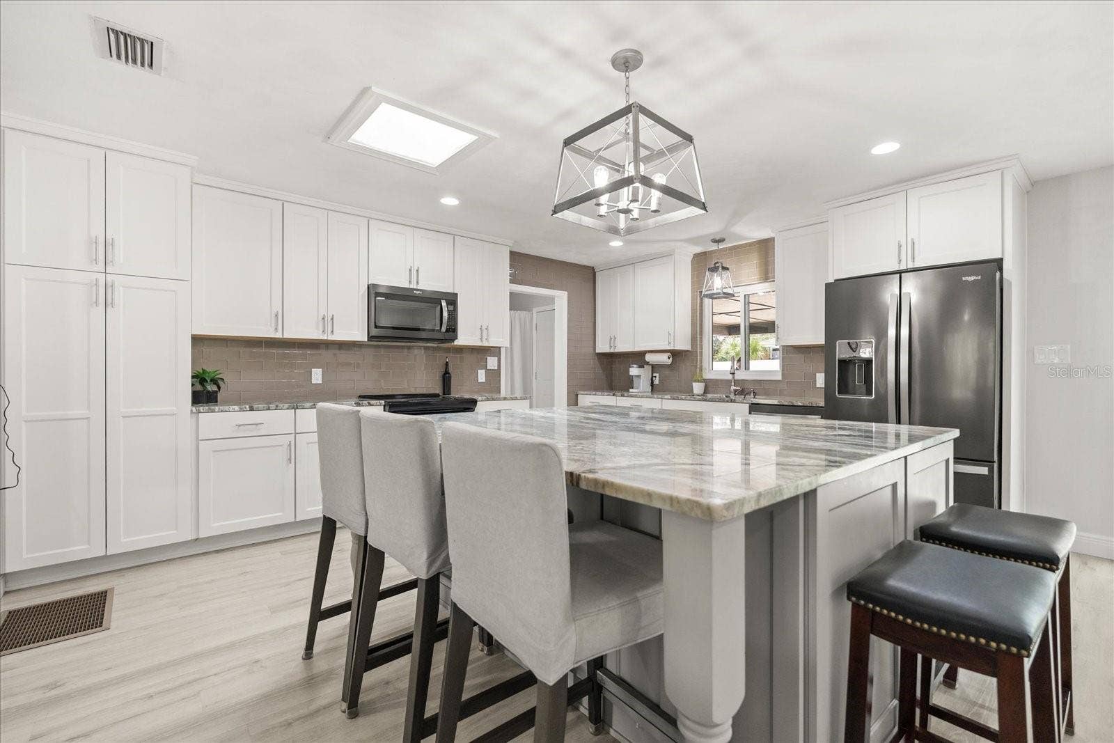 1210 E CAROLINE STREET, Tavares, FL 32778