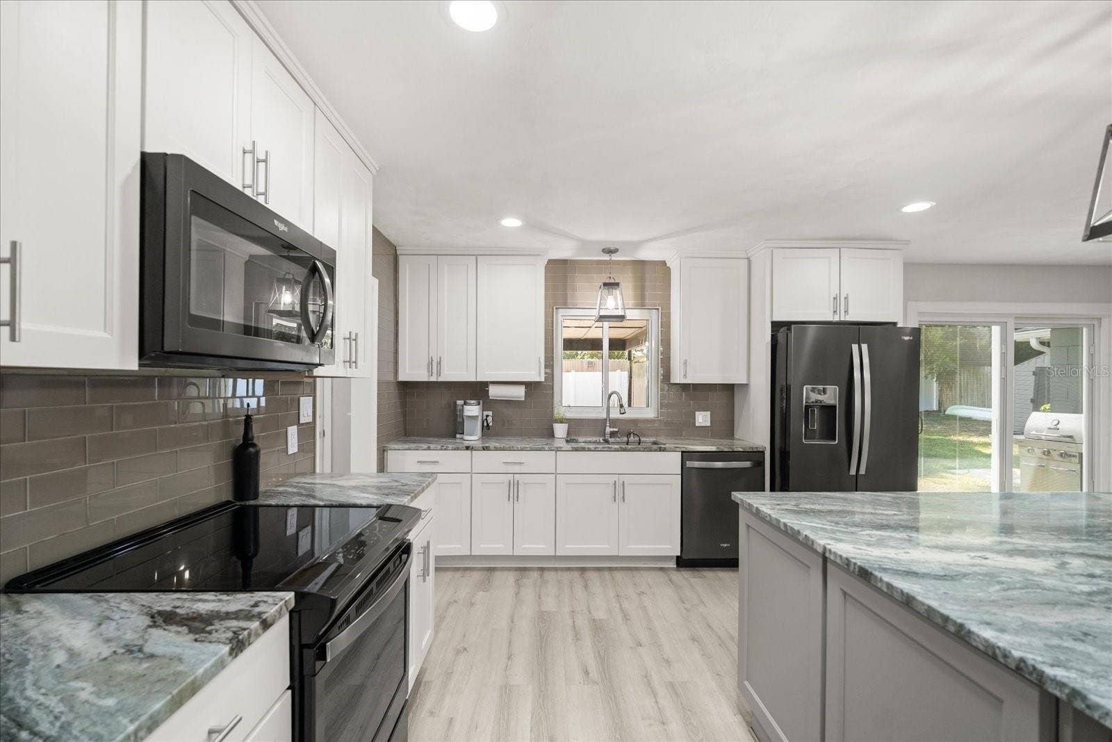 1210 E CAROLINE STREET, Tavares, FL 32778