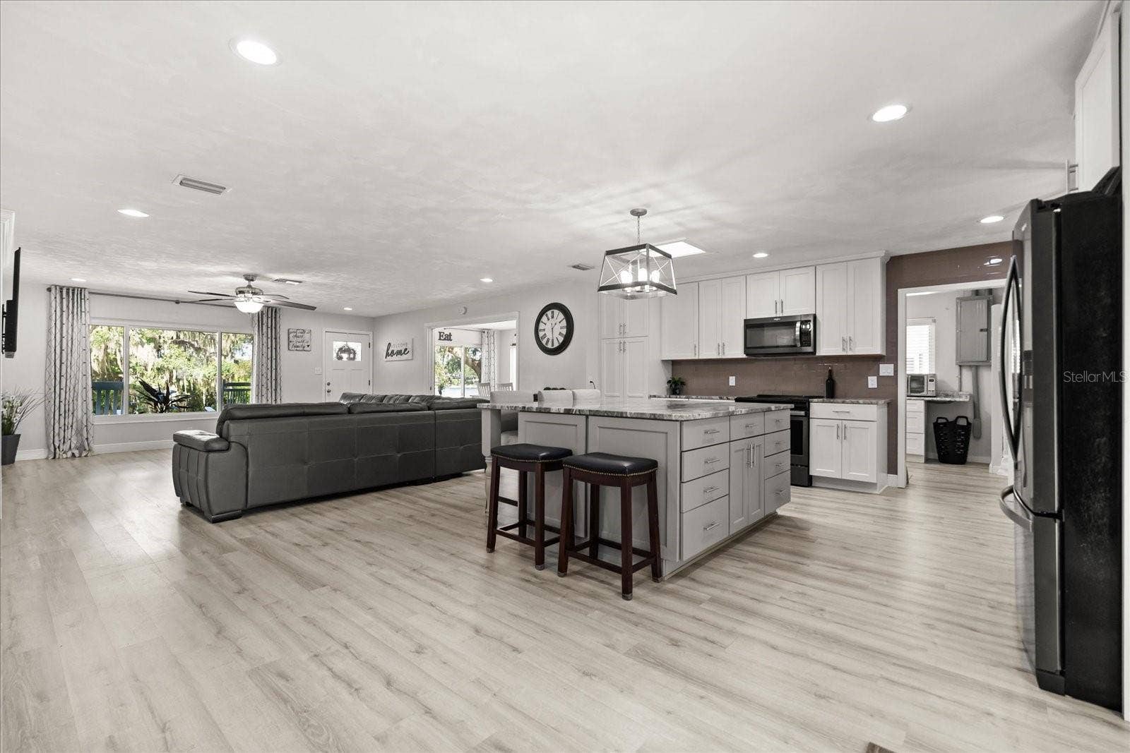 1210 E CAROLINE STREET, Tavares, FL 32778