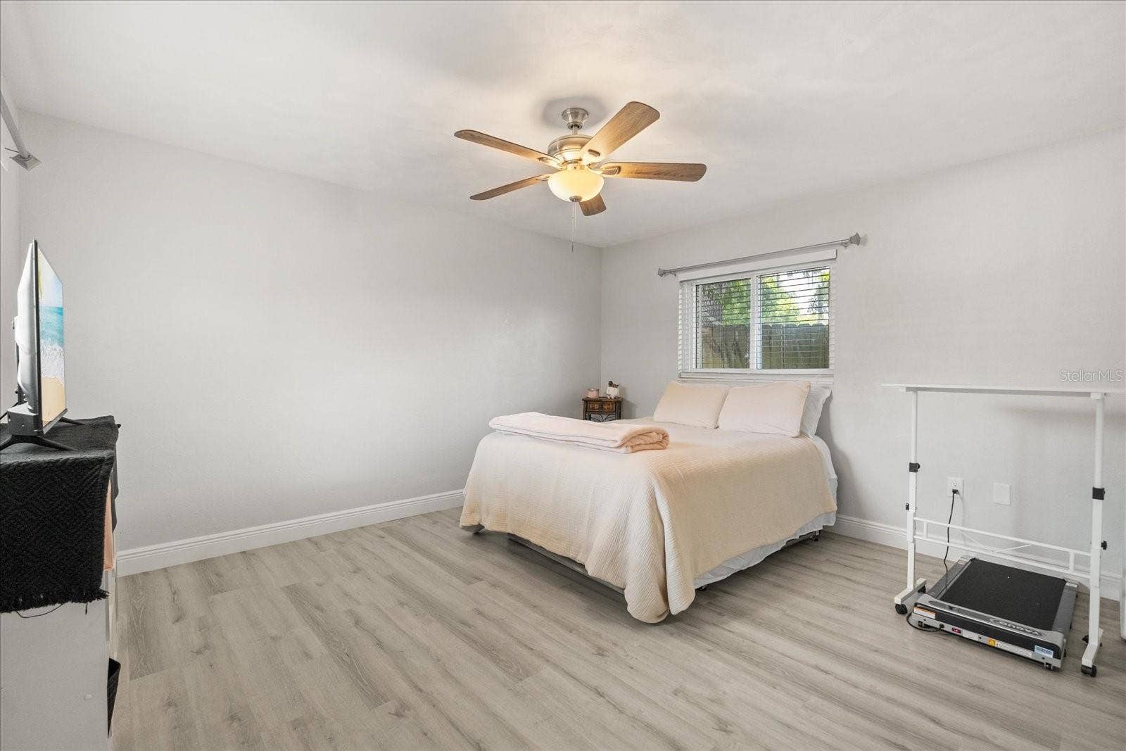 1210 E CAROLINE STREET, Tavares, FL 32778