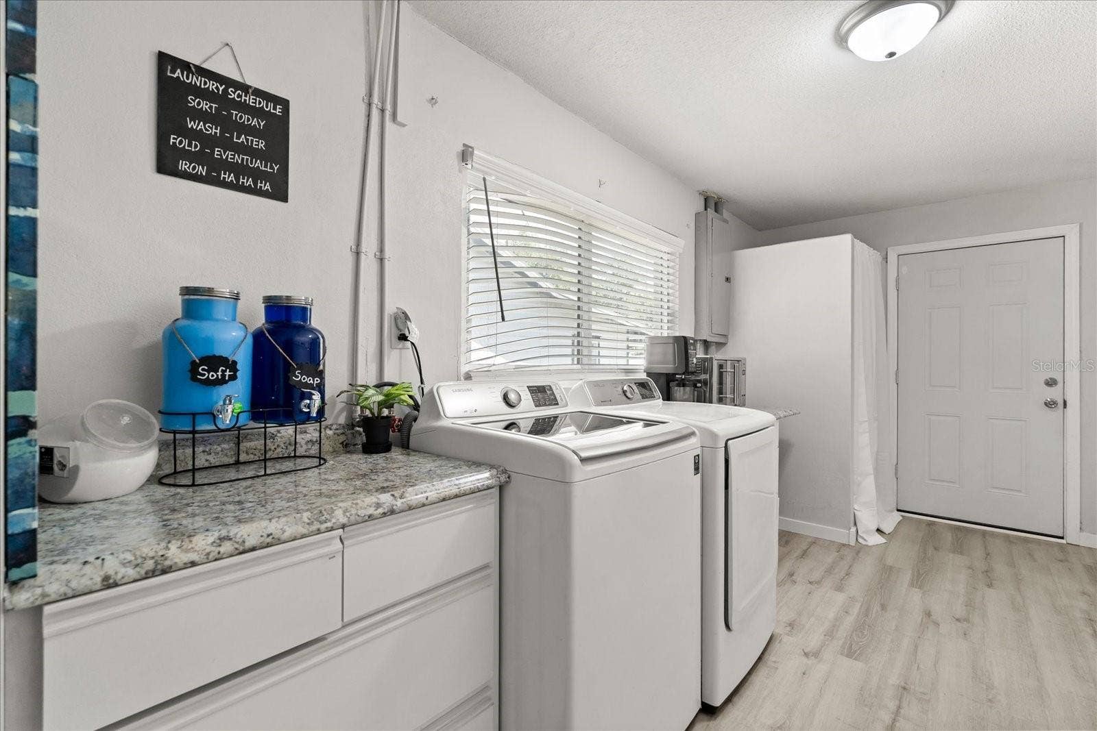 1210 E CAROLINE STREET, Tavares, FL 32778
