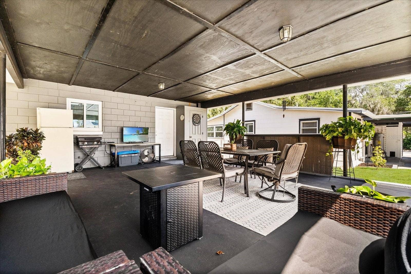 1210 E CAROLINE STREET, Tavares, FL 32778