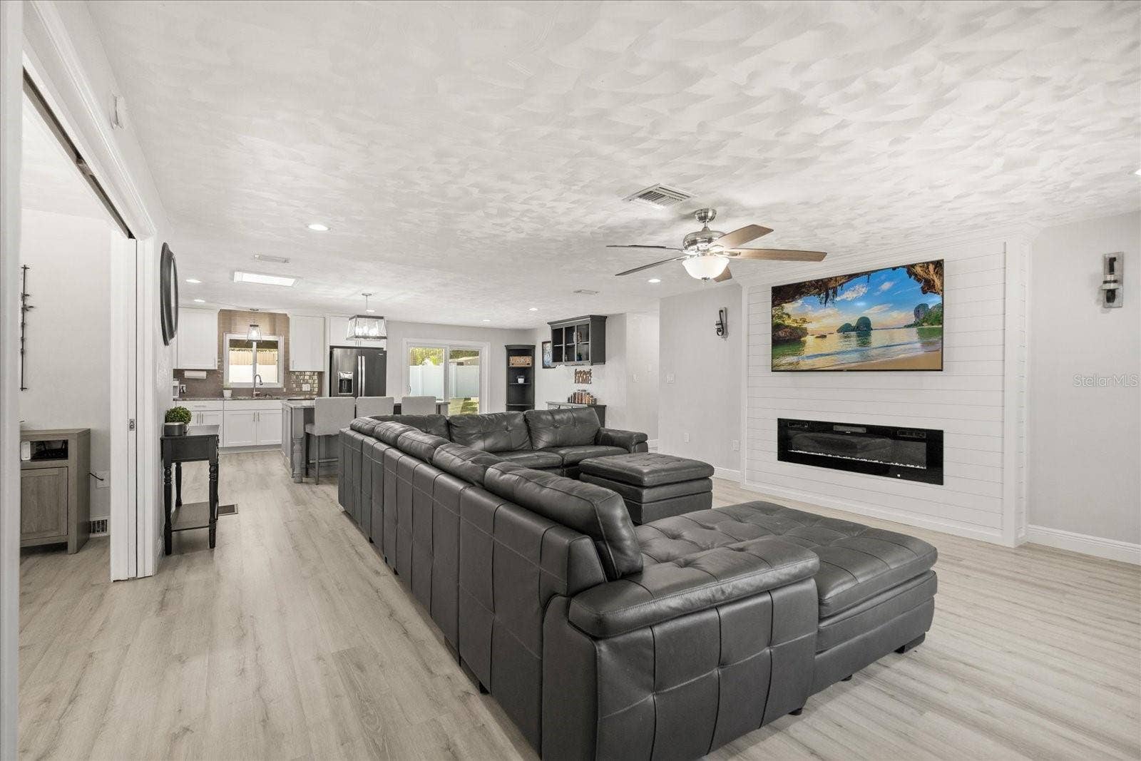 1210 E CAROLINE STREET, Tavares, FL 32778