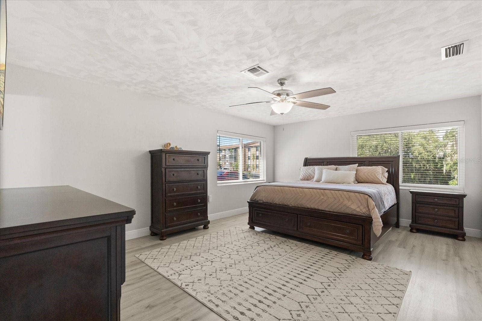 1210 E CAROLINE STREET, Tavares, FL 32778