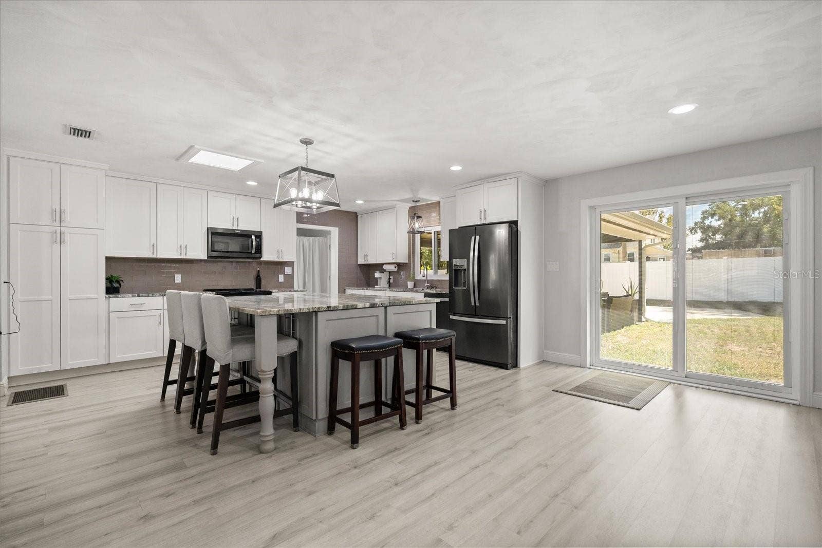 1210 E CAROLINE STREET, Tavares, FL 32778