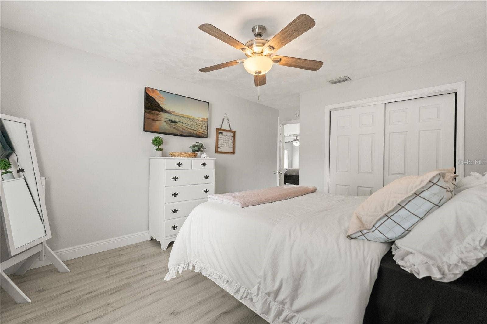 1210 E CAROLINE STREET, Tavares, FL 32778