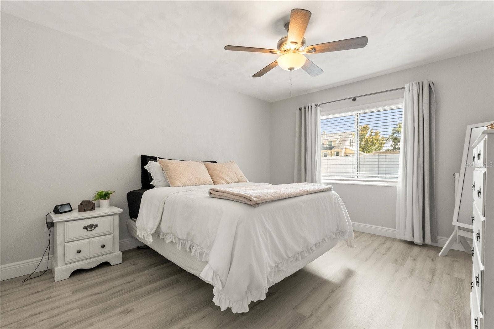 1210 E CAROLINE STREET, Tavares, FL 32778