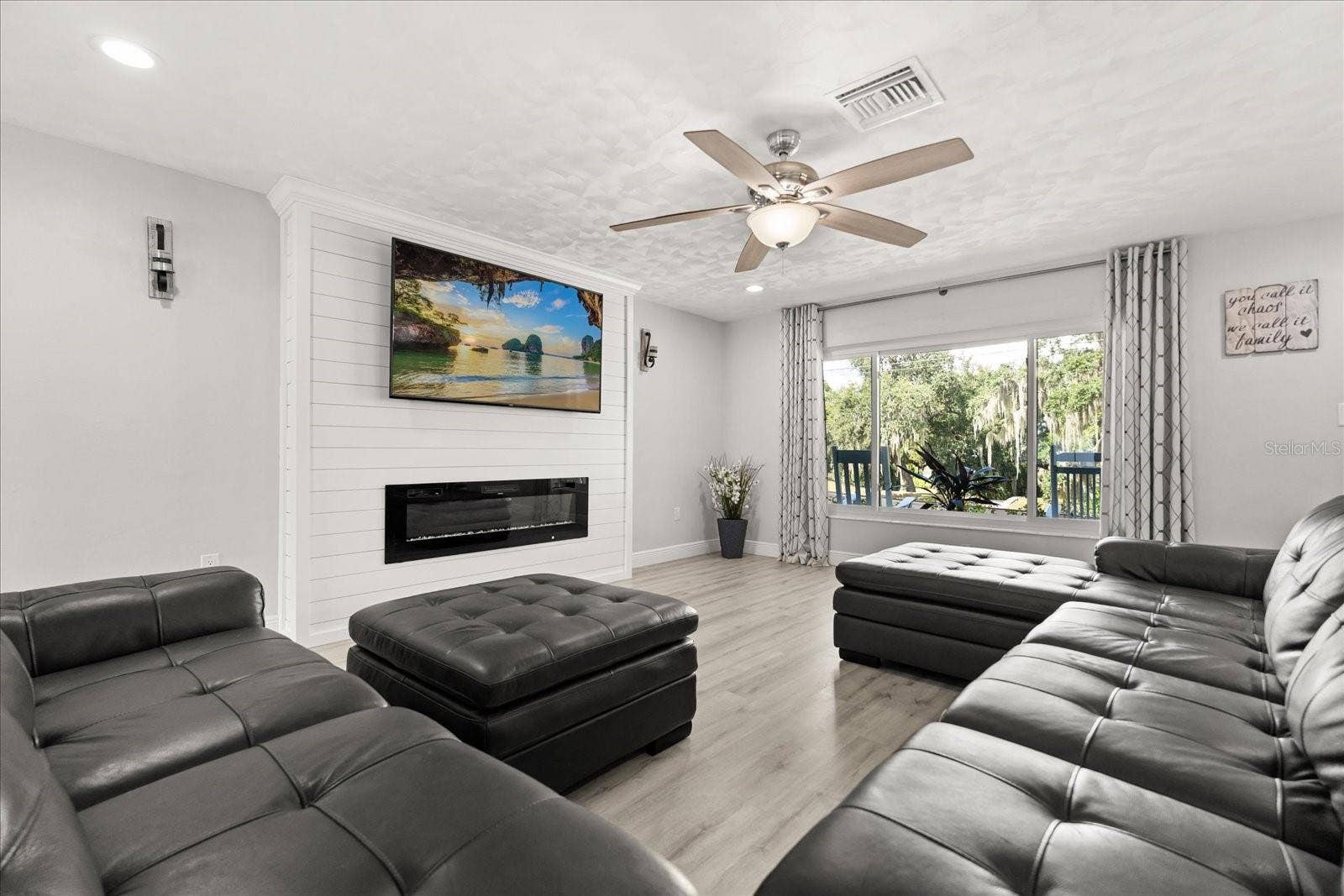 1210 E CAROLINE STREET, Tavares, FL 32778