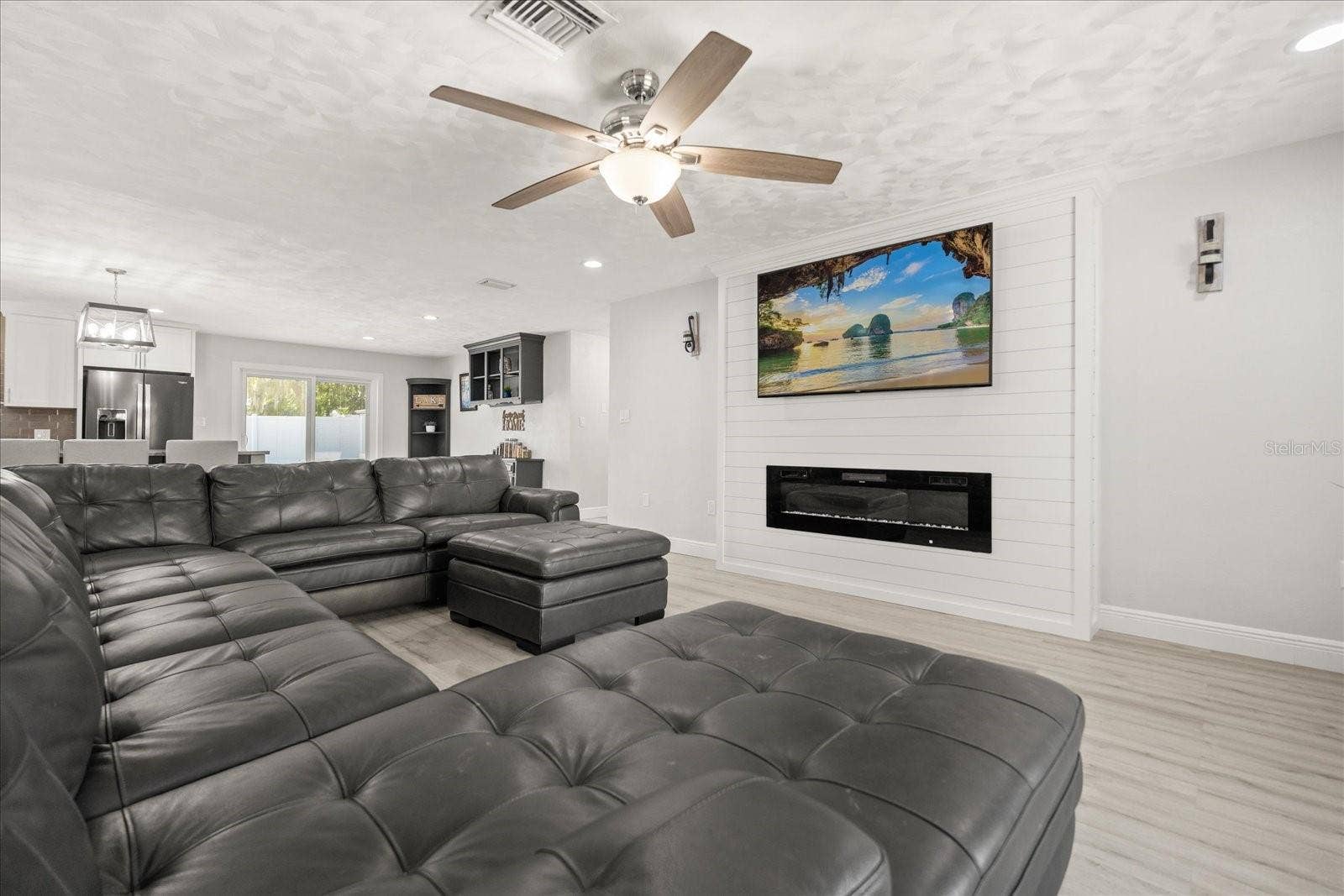 1210 E CAROLINE STREET, Tavares, FL 32778