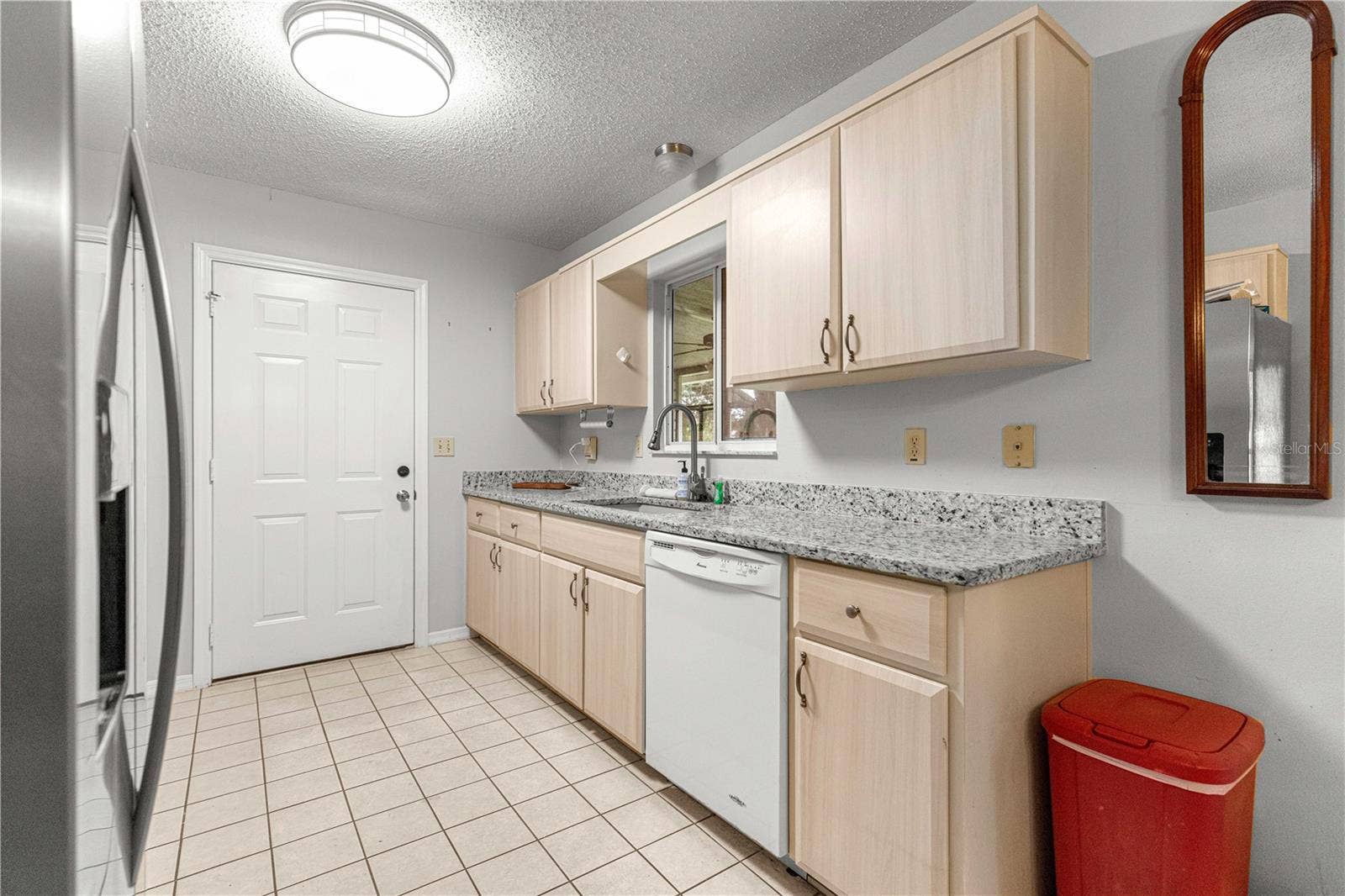 10434 SE 178TH PLACE, Summerfield, FL 34491 KITCHEN GRANITE COUNTERTOPS AND TILE FLOORING