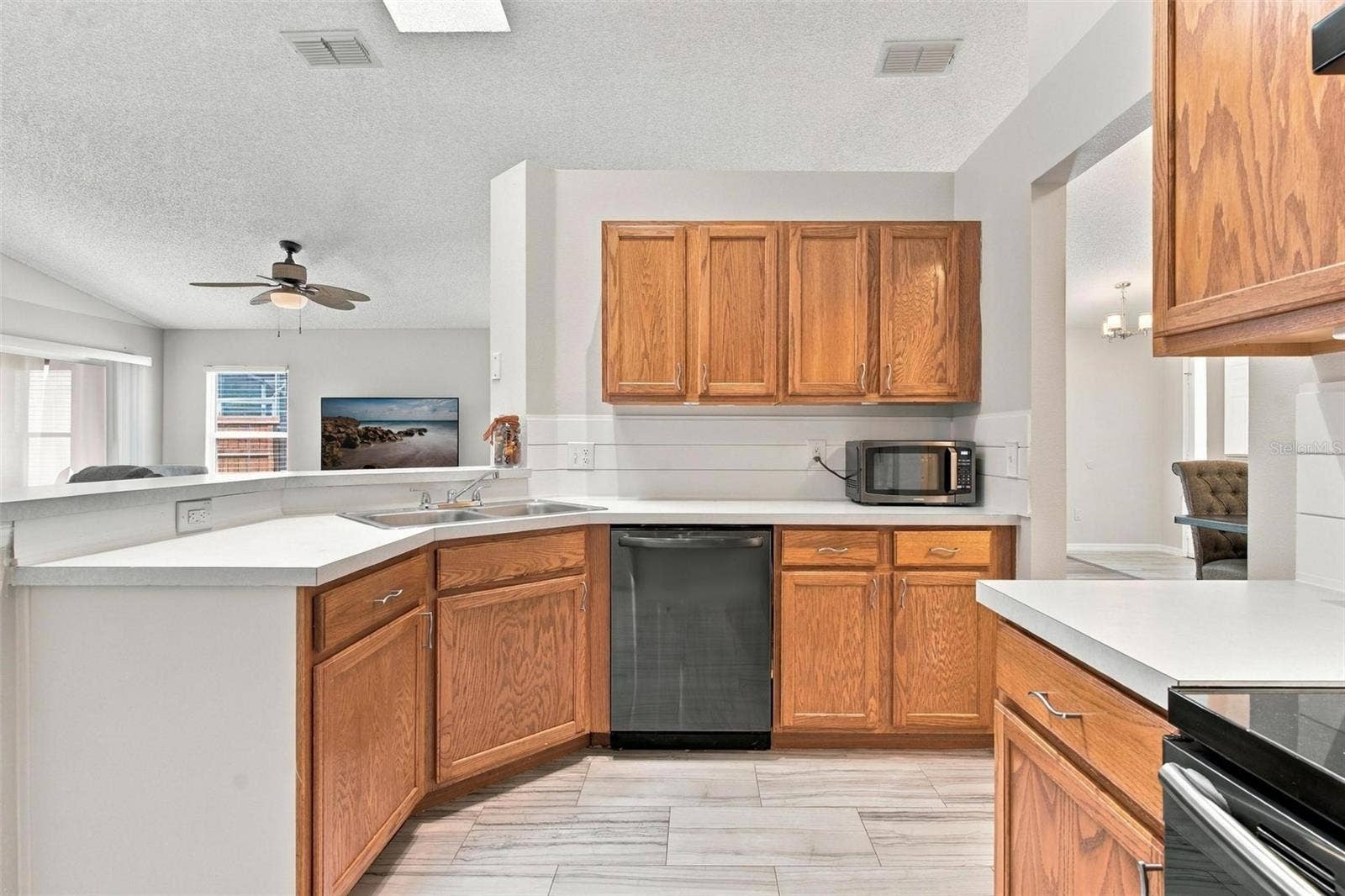 945 CLEAR CREEK CIRCLE, Clermont, FL 34714 Plenty of Kitchen Storage