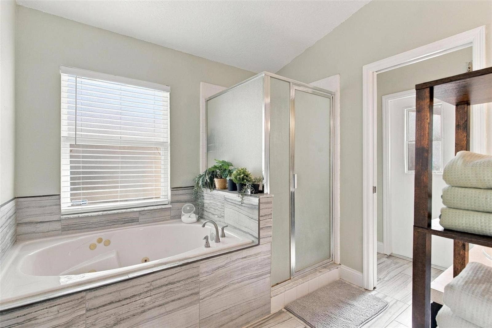 945 CLEAR CREEK CIRCLE, Clermont, FL 34714 Primary Bathroom with Walk-In Shower and Separate Tub