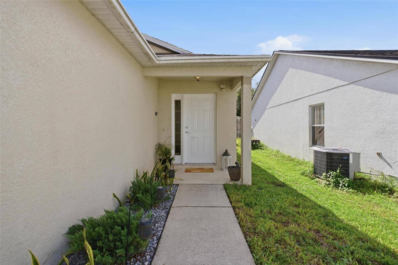 945 CLEAR CREEK CIRCLE, Clermont, FL 34714 Covered Front Entry