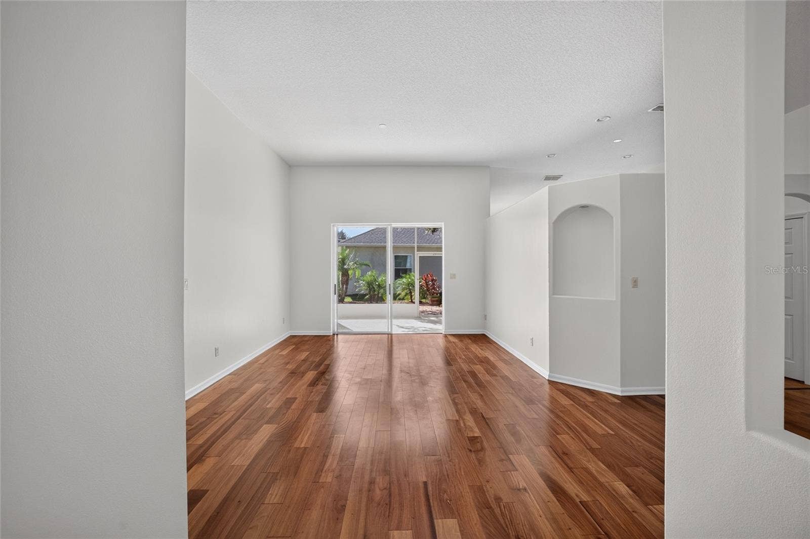 24151 BELLE MEDE DRIVE, Leesburg, FL 34748 ENTRYWAY AND LIVINGROOM