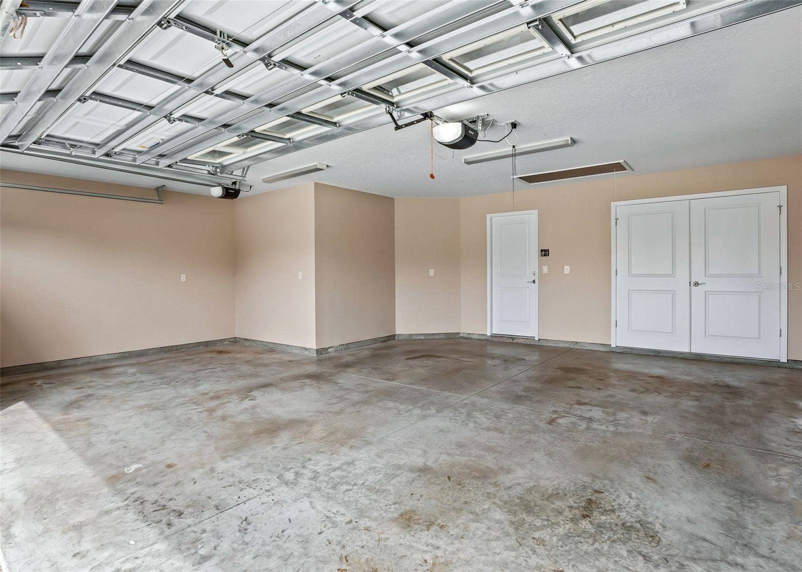6065 KECKONEN DRIVE, The Villages, FL 32163 6065 KECKONEN DRIVE, The Villages, FL 32163